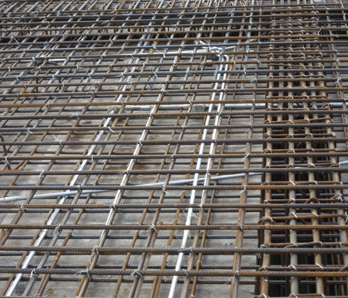 郭家莊B地塊棚戶區(qū)改造項(xiàng)目地下室頂板鋼筋綁扎及預(yù)埋管鋪設(shè)